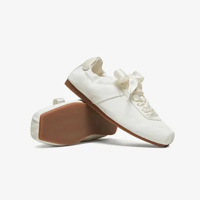 Baskets plates en daim beige, lacets rose