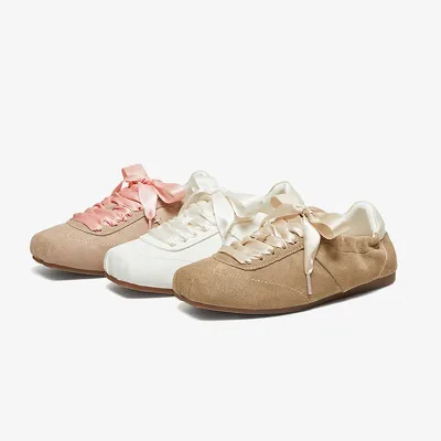 Baskets plates en daim beige, lacets rose – image 2