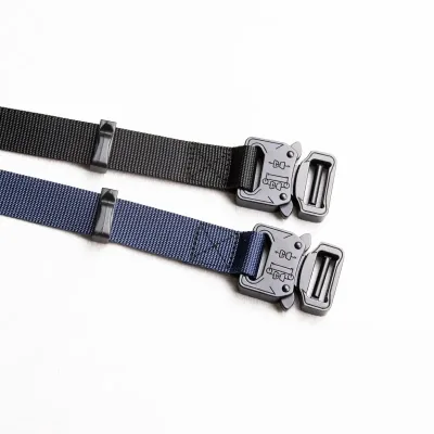 Ceinture fine en toile tactique à boucle métal – image 2