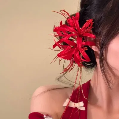 Pince à cheveux fleur rouge à pompon – image 2